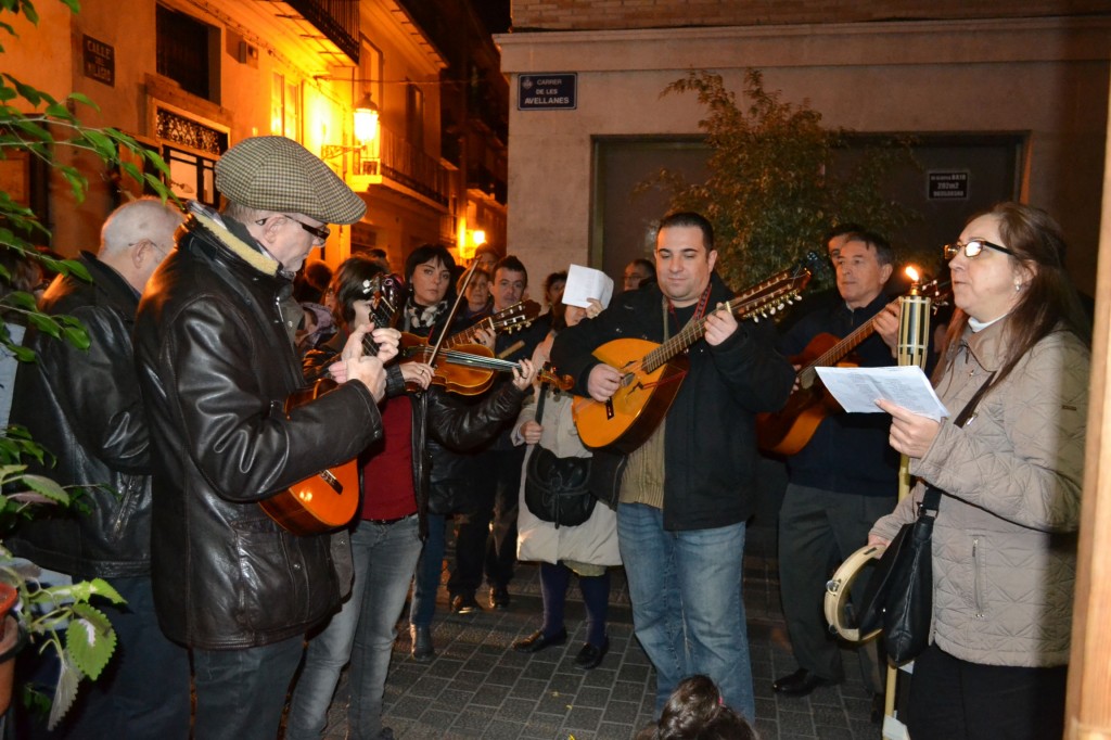 Cantant-nadales-Alimara-carrer-avellanes---Biblioteca-del-Museu-Valencia-Etnologia