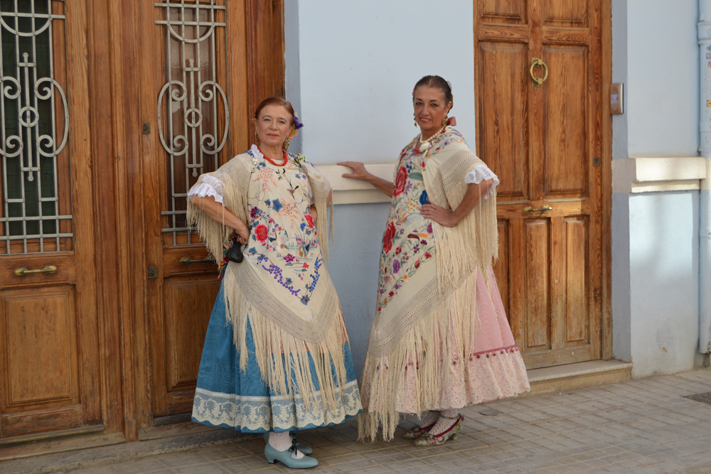 Mujeres preparadas para participar en les danses. Con el mantón colocado a la moranga.