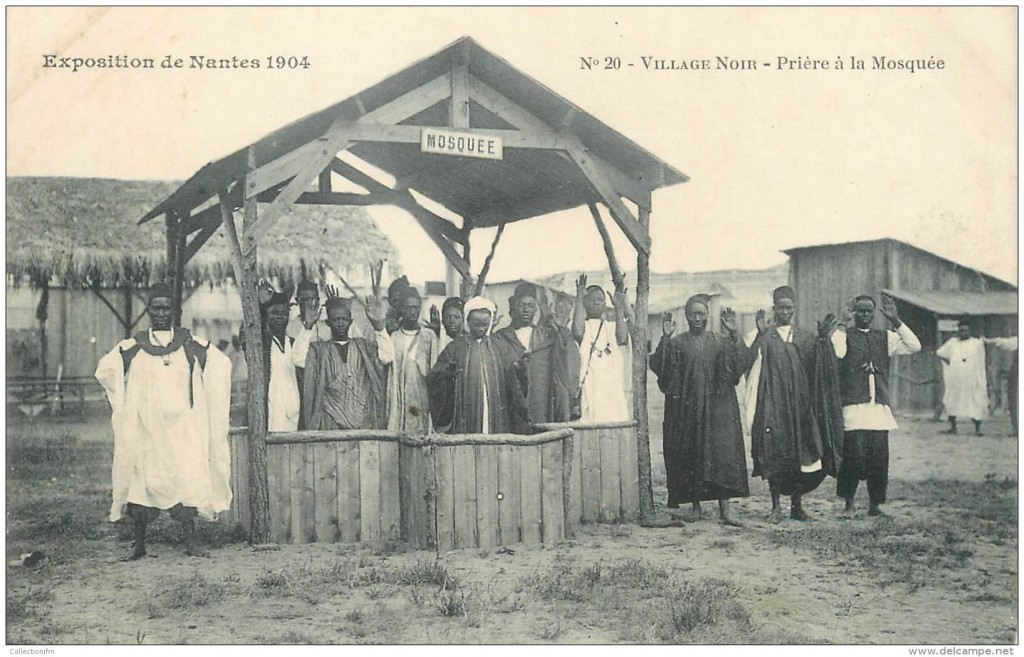 Tarjeta postal de la Exposición de Nantes, 1904. Poblado negro. Rezo en la mezquita.