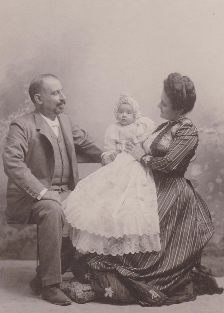 Niña con vestido de bautizar junto a sus padres. Hacia 1900. Valencia. Colección Javier Sánchez Portas.