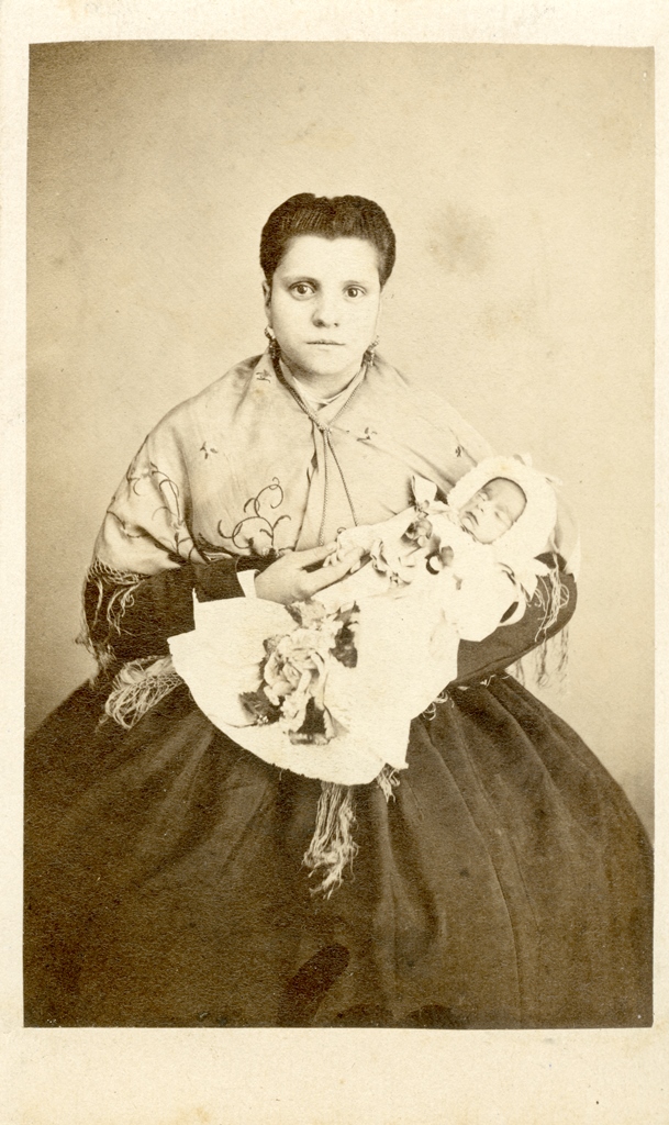 [Retrat de mare amb nadó difunt] / Antonio Selfa. ca. 1854-1873. Col·lecció Javier Sánchez Portas. P. 100